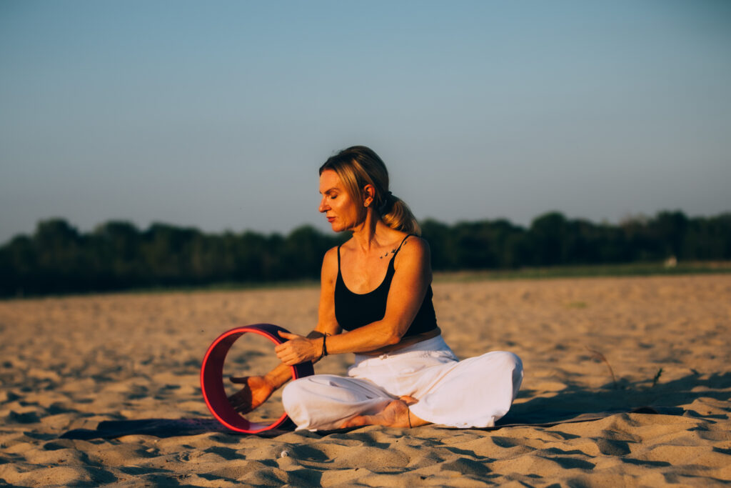 joga z kołem-yoga-legionowo-kaash-yoga-kasia-mikutowicz