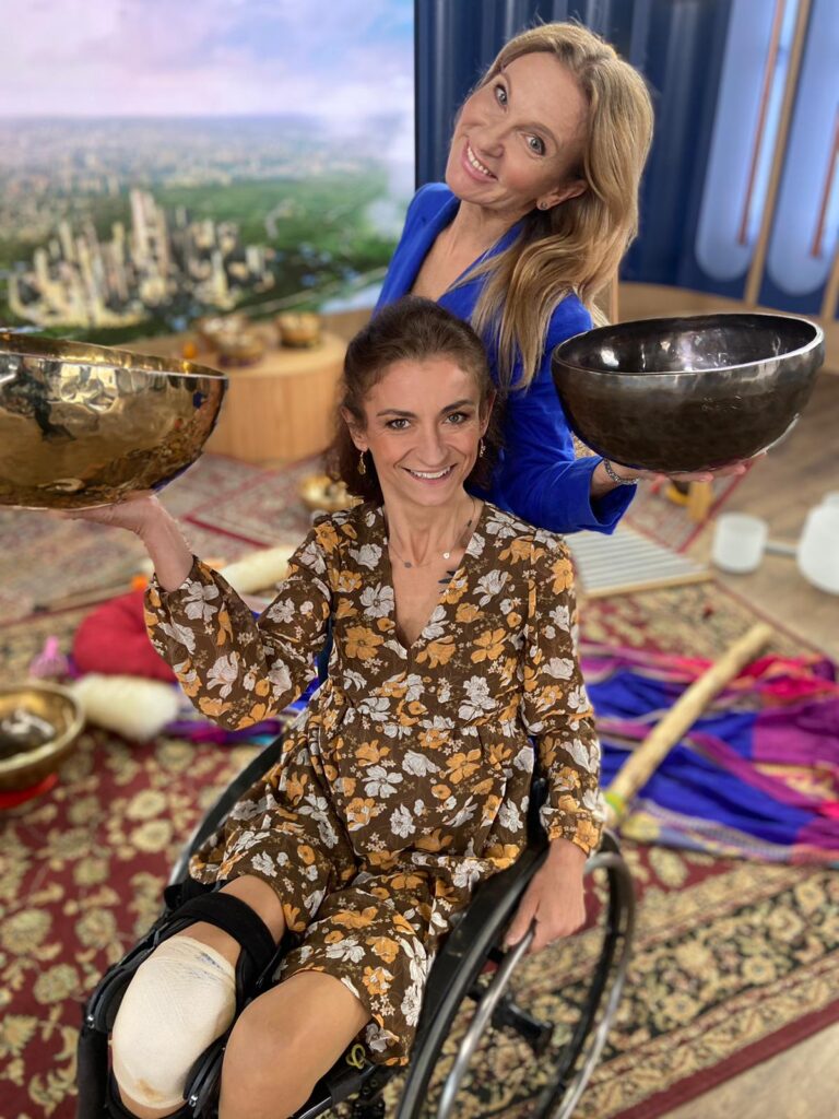 KAASH YOGA gościem DDTVN Otul się dźwiękiem Wpływ wibracji dźwięków na zdrowie fizyczne i psychiczne2 joga legionowo kasia mikutowicz masaż dźwiękiem