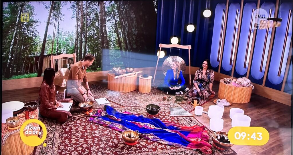 KAASH YOGA gościem DDTVN- Otul się dźwiękiem Wpływ wibracji dźwięków na zdrowie fizyczne i psychiczne joga legionowo masaż dźwiękiem kasia mikutowicz