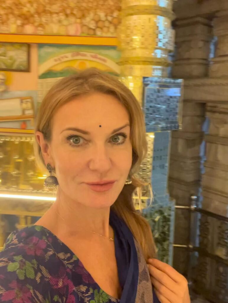 Wakacyjne warsztaty w stylu indyjskim z jogą i dźwiękami 4-7 lipca w Ostoi Leleszki na Mazurach Kaash Yoga Kasia Mikutowicz joga wakacje face yoga masaż dźwiękiem