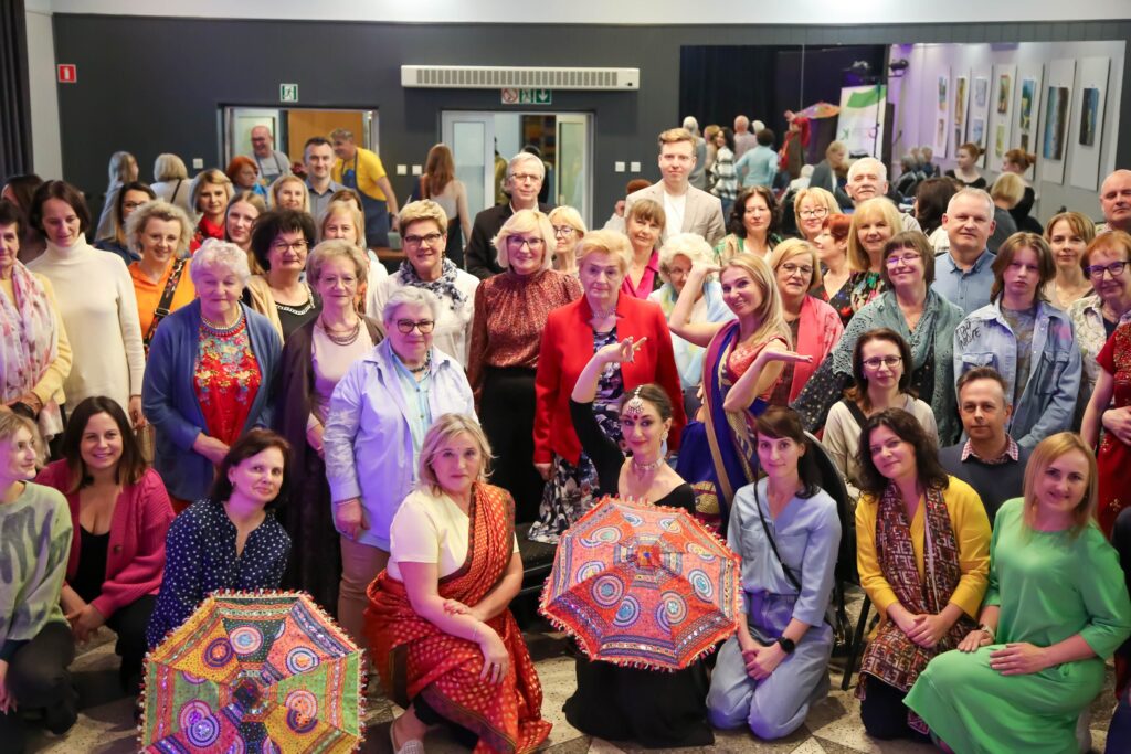 Indyjska fiesta- Ach, co to był za wieczór! w GCK Chotomów6 kaash yoga Kasia Mikutowicz soundhealing masaż dźwiękiem, joga legionowo, taniec indyjski , wakacje z jogą, koncert mis i gongów, face joga, kuchnia indyjska